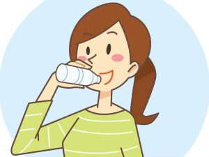 ウォータードリンクを飲む女性