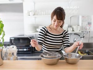 料理をする女性