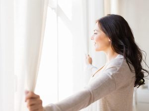 朝の陽ざしを浴びる女性